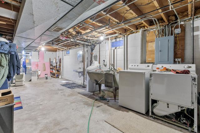 2869 Victoria Street N, Roseville, MN 55113