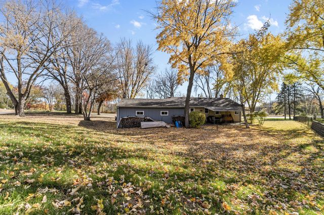 2869 Victoria Street N, Roseville, MN 55113