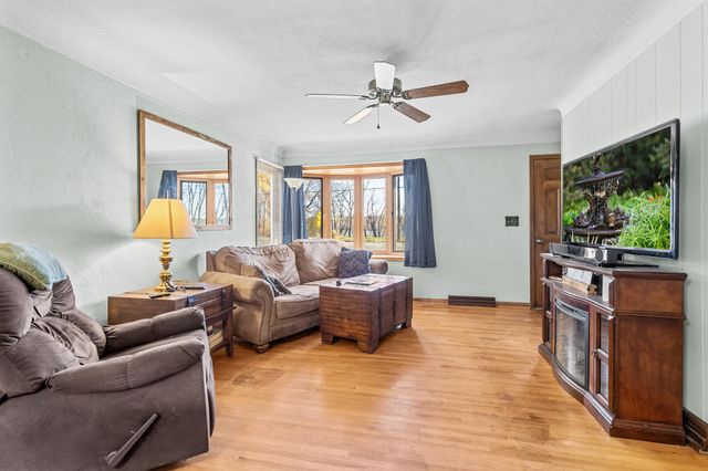 2869 Victoria Street N, Roseville, MN 55113