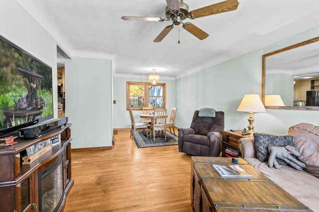 2869 Victoria Street N, Roseville, MN 55113