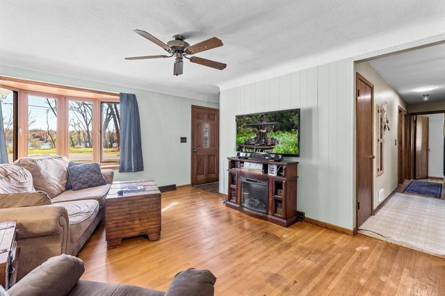 2869 Victoria Street N, Roseville, MN 55113