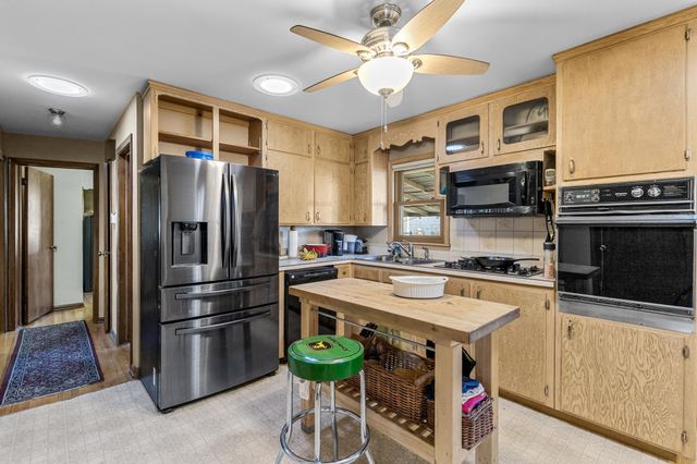 2869 Victoria Street N, Roseville, MN 55113