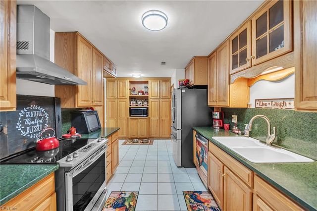 21 Executive DR, Newport News, VA 23606