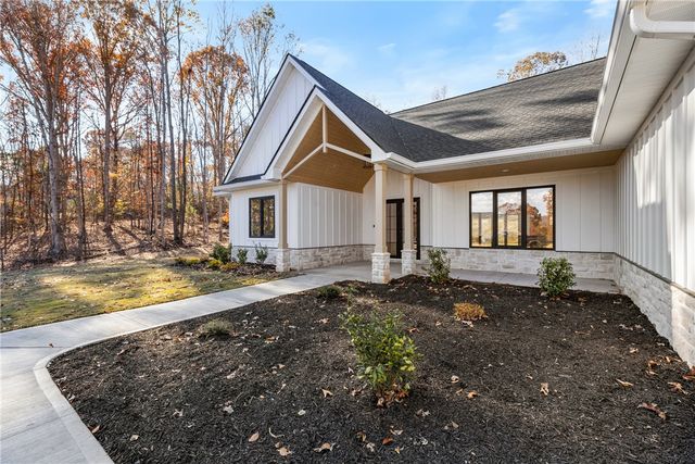 125 E Peninsula Drive, Laurens, SC 29360