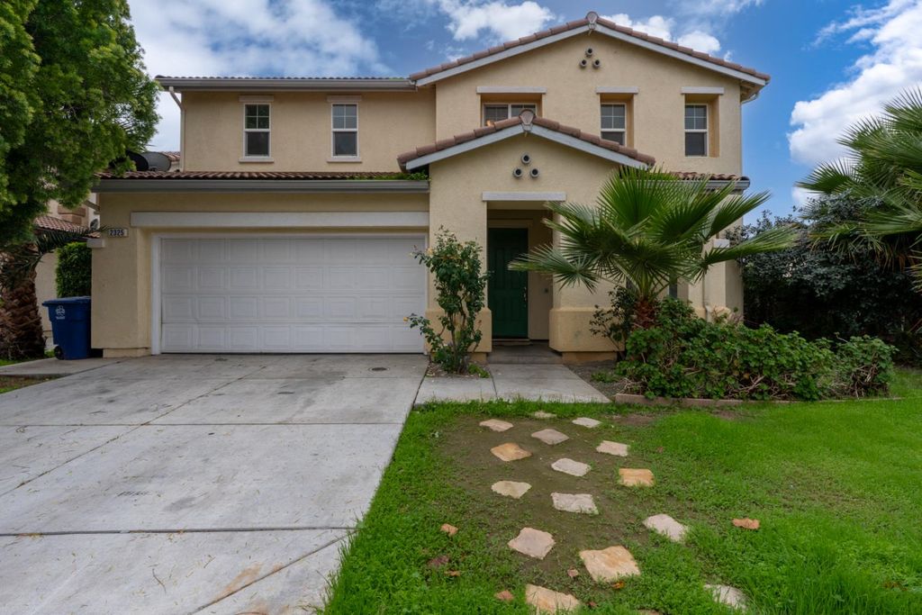 2325 S Creekside Dr, Los Banos, CA 93635