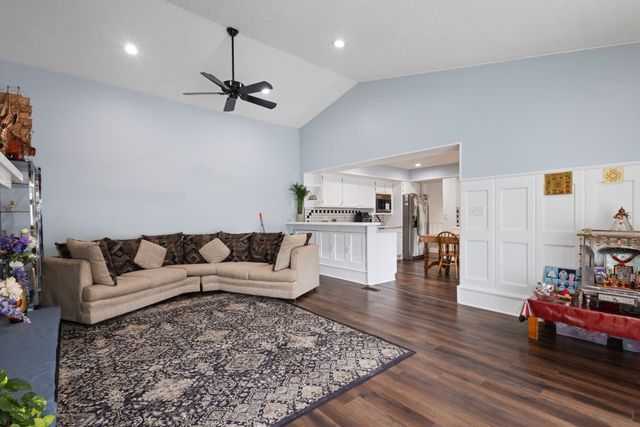 2004 E Parkview Circle, Hoffman Estates, IL 60169