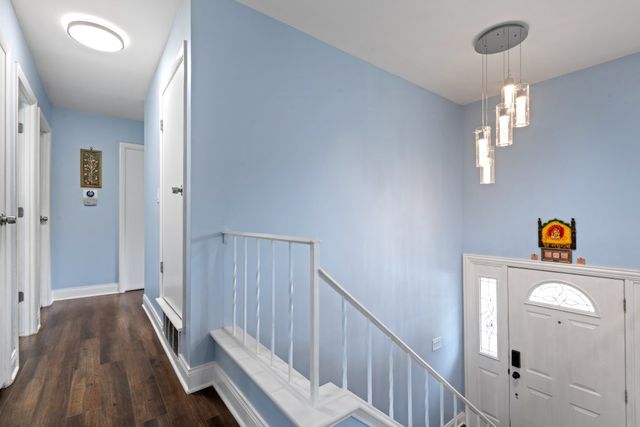 2004 E Parkview Circle, Hoffman Estates, IL 60169