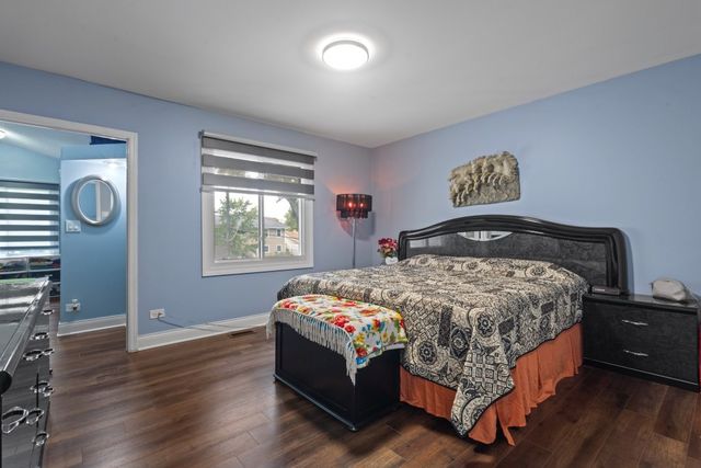 2004 E Parkview Circle, Hoffman Estates, IL 60169