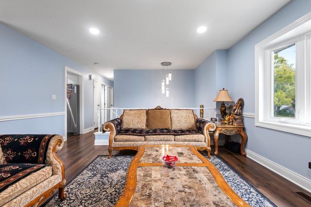 2004 E Parkview Circle, Hoffman Estates, IL 60169