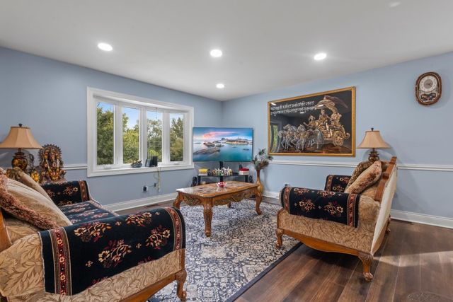 2004 E Parkview Circle, Hoffman Estates, IL 60169