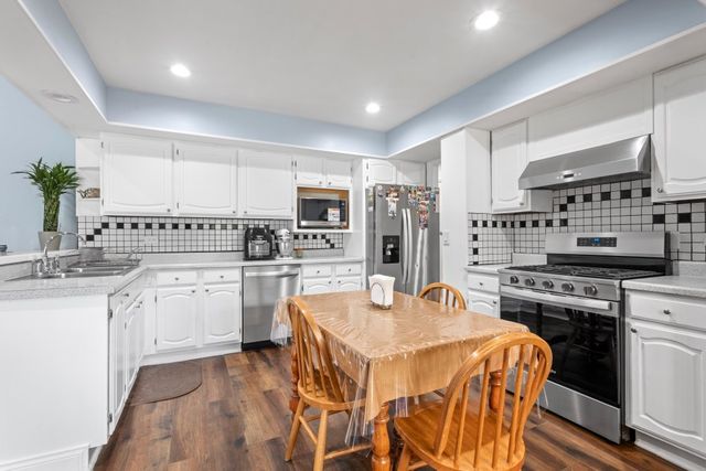 2004 E Parkview Circle, Hoffman Estates, IL 60169