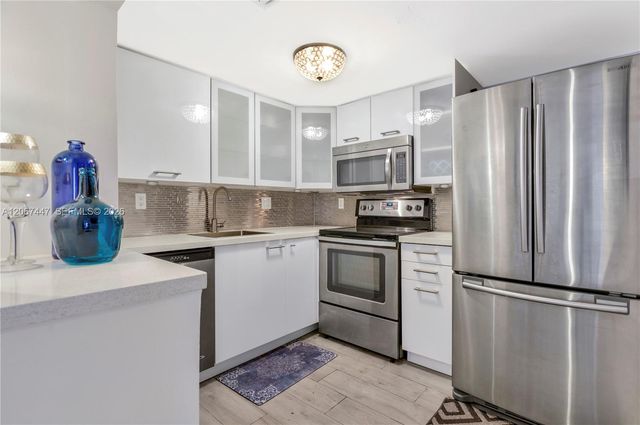 2600 Collins Avenue 204, Miami Beach, FL 33140