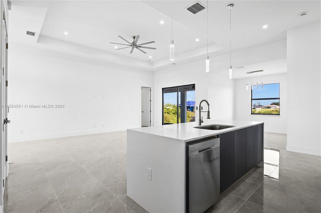 122 NW 18th PL, Cape Coral, FL 33993