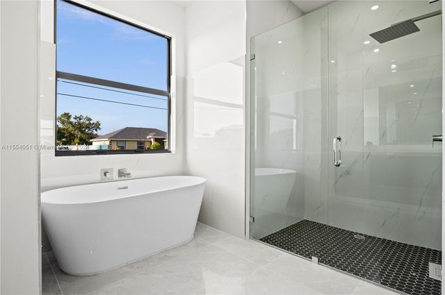 122 NW 18th PL, Cape Coral, FL 33993