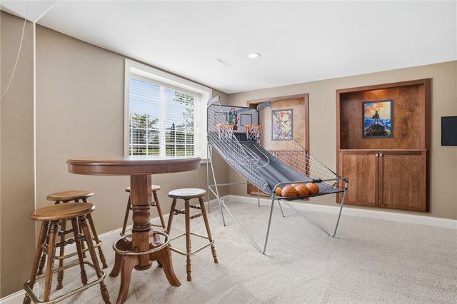 2360 Grey Wolf, Hiawatha, IA 52233