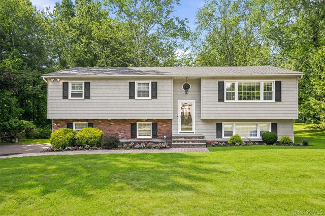 11 Nuthatch Lane, West Nyack, NY 10994