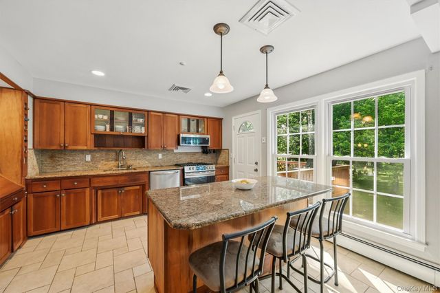 11 Nuthatch Lane, West Nyack, NY 10994