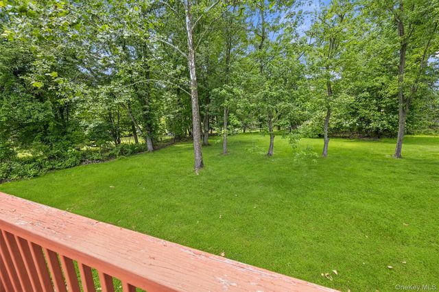 11 Nuthatch Lane, West Nyack, NY 10994