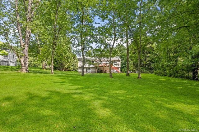 11 Nuthatch Lane, West Nyack, NY 10994