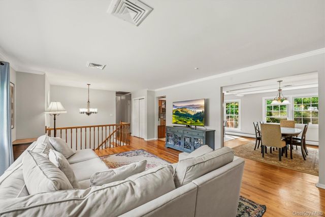 11 Nuthatch Lane, West Nyack, NY 10994