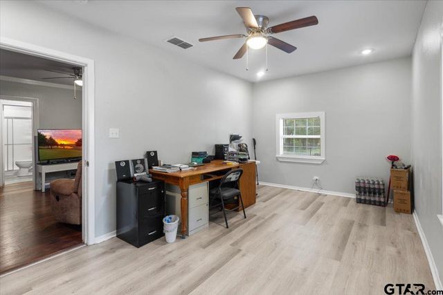 402 E Barrett, Tyler, TX 75702