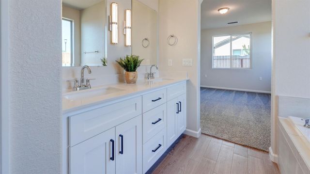 2463 E Okeefe Drive, Fresno, CA 93720