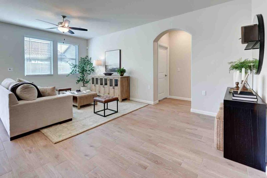 Image 11 of property listing at 2463 E O'keefe Drive, Fresno, CA 93720