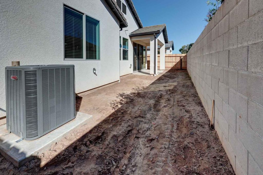 Image 26 of property listing at 2463 E O'keefe Drive, Fresno, CA 93720