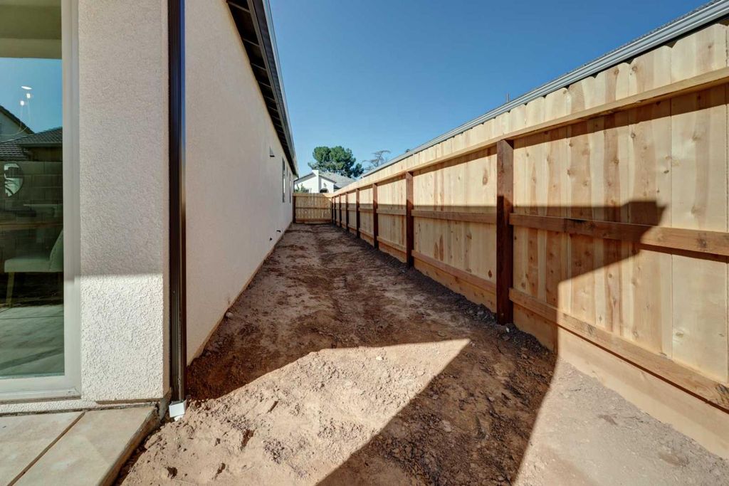 Image 27 of property listing at 2463 E O'keefe Drive, Fresno, CA 93720