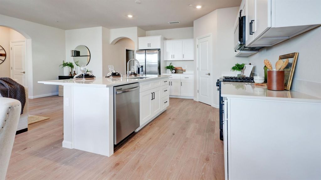 Image 5 of property listing at 2463 E O'keefe Drive, Fresno, CA 93720