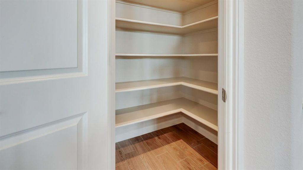 Image 7 of property listing at 2463 E O'keefe Drive, Fresno, CA 93720