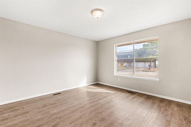 5825 NW 72nd Street, Warr Acres, OK 73132