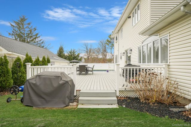 6 Crusader Lane, Nesconset, NY 11767