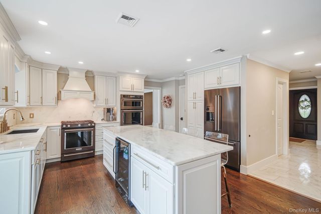 6 Crusader Lane, Nesconset, NY 11767