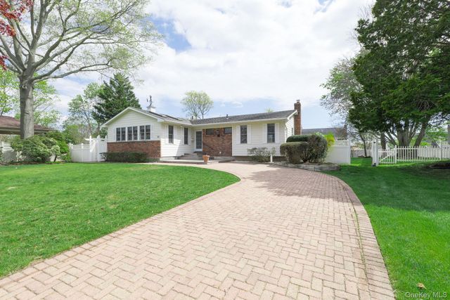 10 Fortune Court, Commack, NY 11725