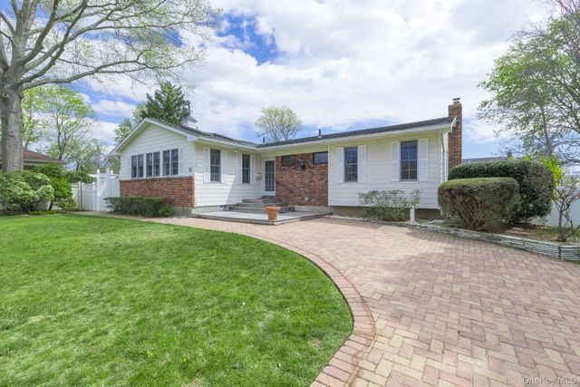 10 Fortune Court, Commack, NY 11725