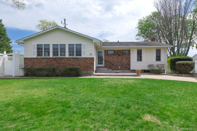 10 Fortune Court, Commack, NY 11725