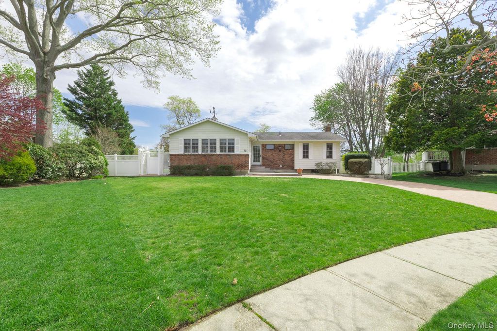 10 Fortune Court, Commack, NY 11725
