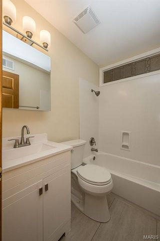 9136 Pardee Spur, St Louis, MO 63126