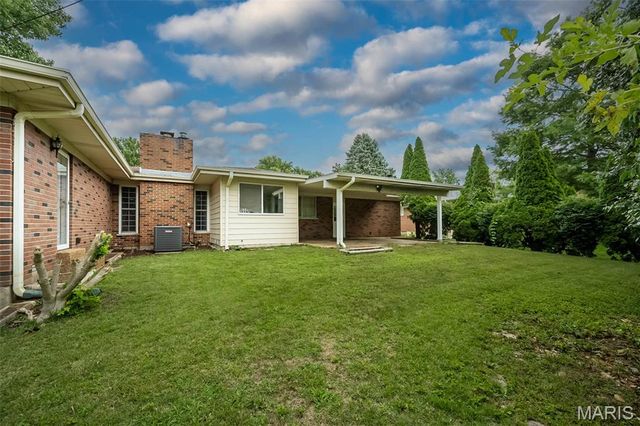 9136 Pardee Spur, St Louis, MO 63126