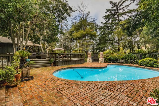 5228 Palm Drive, La Canada Flintridge, CA 91011