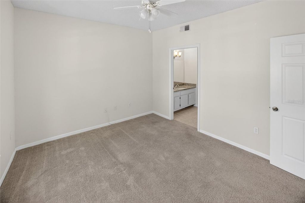 Image 16 of property listing at 13015 PLANTATION PARK CIRCLE 1024, Orlando, FL 32821