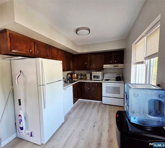 195 3rd Avenue, Westwood, NJ 07675