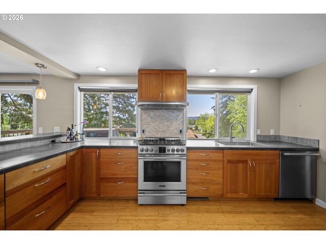 17333 Se COLINA VISTA Ave, Milwaukie, OR 97267