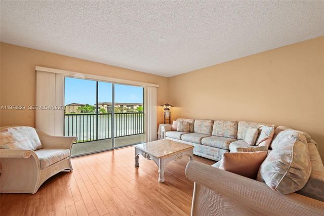 13701 SW 12th St 202A, Pembroke Pines, FL 33027