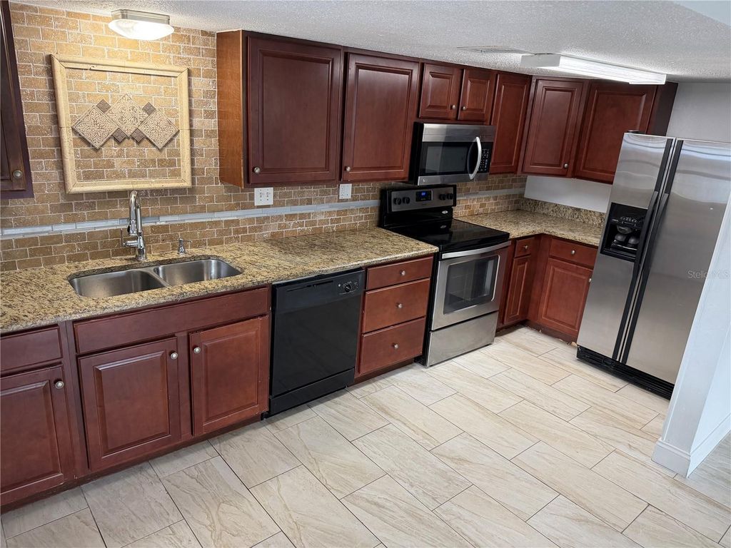 Image 3 of property listing at 4235 EDGEWATER DRIVE, Orlando, FL 32804