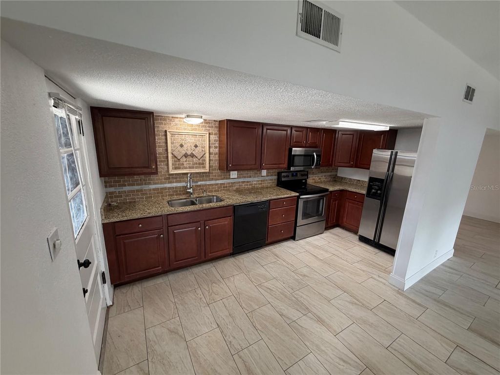 Image 6 of property listing at 4235 EDGEWATER DRIVE, Orlando, FL 32804