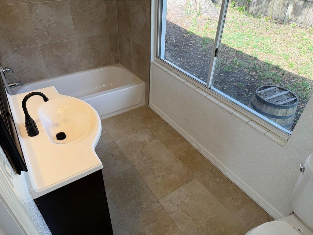 Image 10 of property listing at 4235 EDGEWATER DRIVE, Orlando, FL 32804