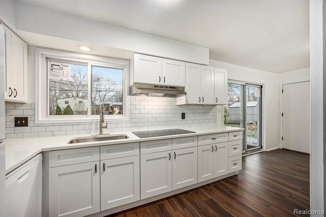 20931 Robinwood Street, Farmington, MI 48336