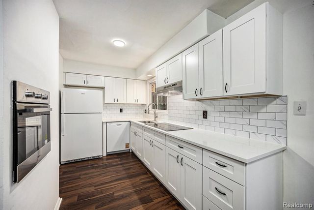 20931 Robinwood Street, Farmington, MI 48336